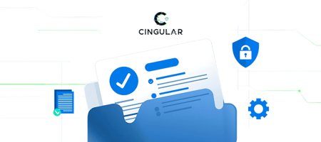 Carpeta de documentos abierta con un checklist marcado, destacando tres ítems clave que representan la documentación esencial para ISO 27001.